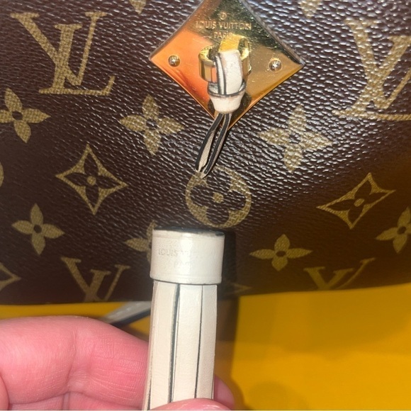 Louis Vuitton Saintonge Crème  Monogram Crossbody - Picture 12 of 16